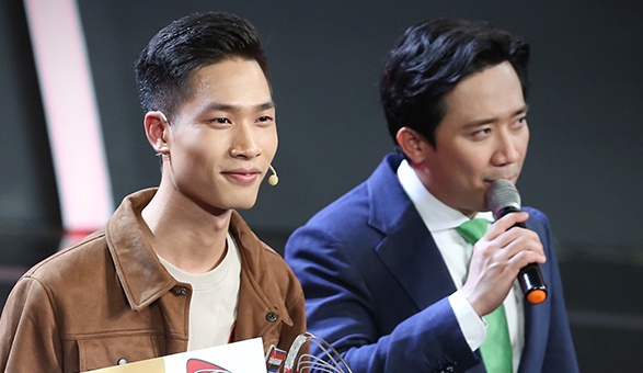 Hot boy Sieu tri tue khien Toc Tien noi da ga hinh anh