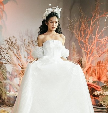 Doan Van Hau di xem Doan Hai My dien thoi trang anh 1