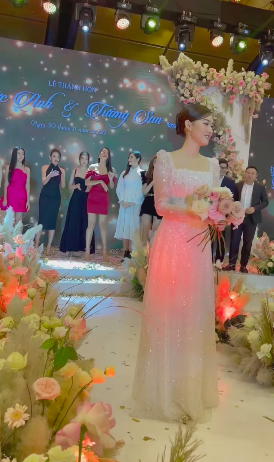 Đỗ Mỹ Linh nhận hoa trong lễ cưới Tường San ảnh 2 Do My Linh nhan hoa trong le cuoi Tuong San anh 2