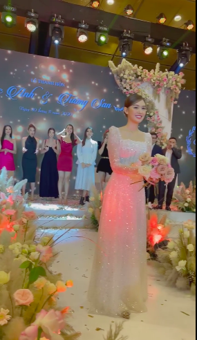 Đỗ Mỹ Linh nhận hoa trong lễ cưới Tường San ảnh 1 Do My Linh nhan hoa trong le cuoi Tuong San anh 1