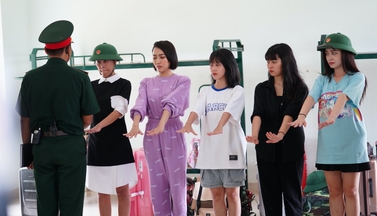 Dieu Nhi lam lo o Sao nhap ngu anh 1