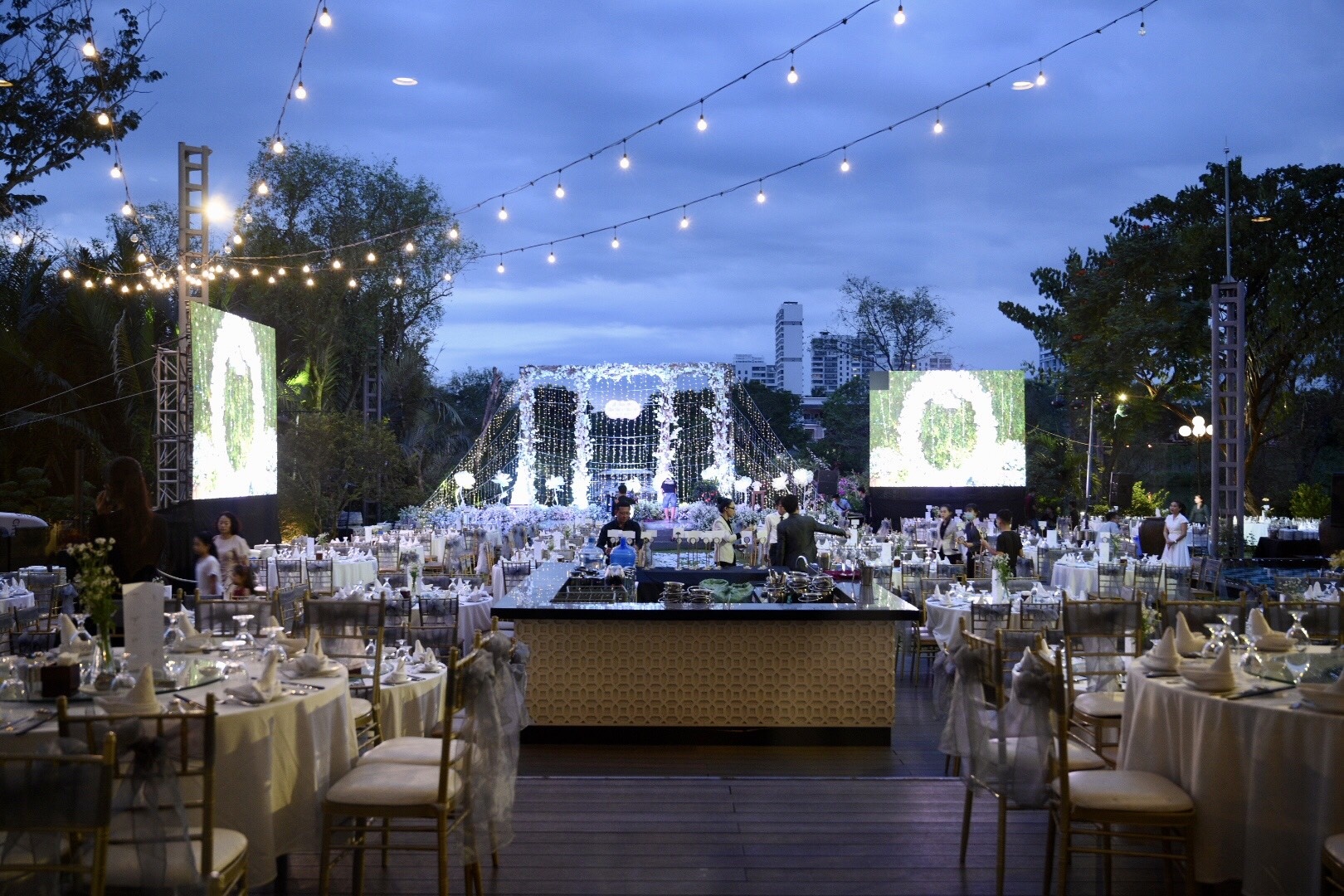 Dam cuoi Quy Binh anh 1