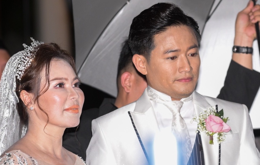 Quy Binh va vo rang ngoi trong le cuoi hinh anh