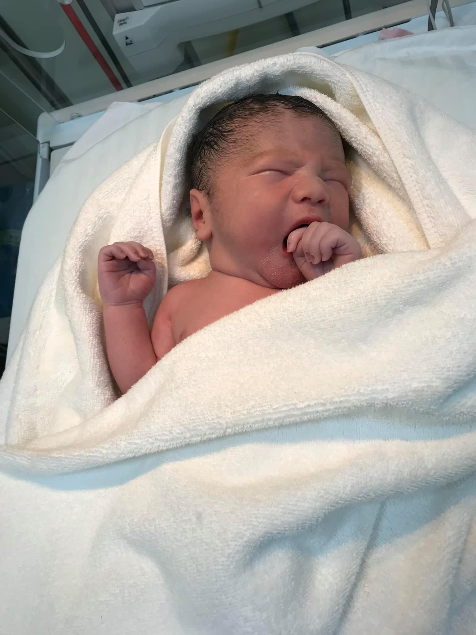 Vo Phan Dinh Tung sinh con thu hai anh 1