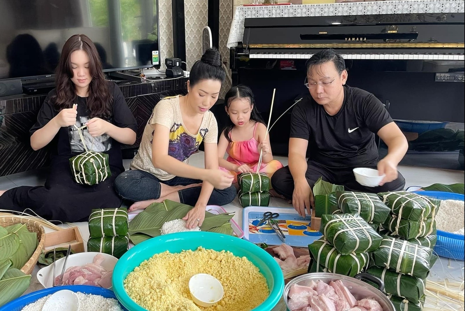 Sao Viet goi banh chung don Tet hinh anh