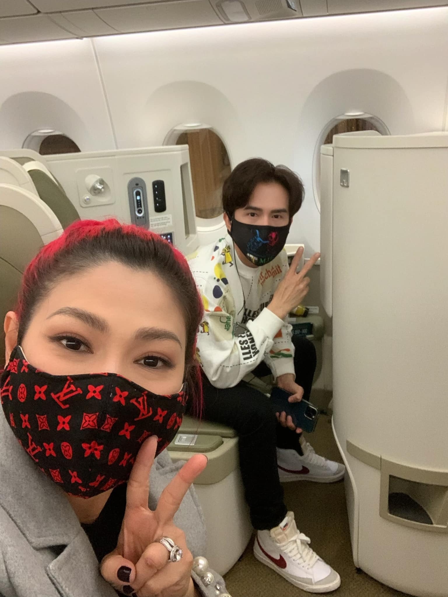 Thanh Thao dua hai con ve nuoc don Tet anh 2