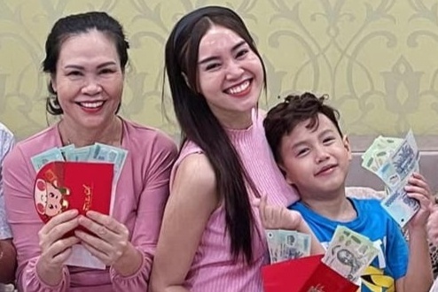 Lan Ngoc, Angela Phuong Trinh quay quan ben gia dinh ngay Tet hinh anh