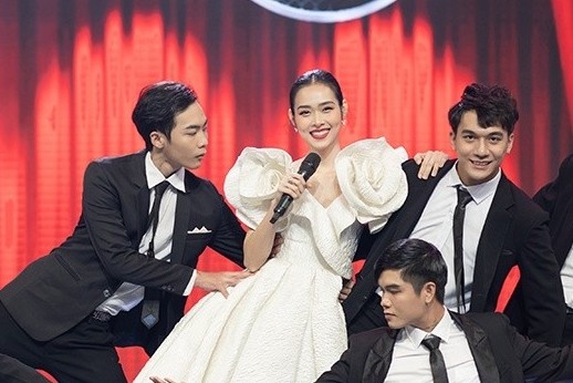 Diep Bao Ngoc hat 'Dem do thi' hinh anh