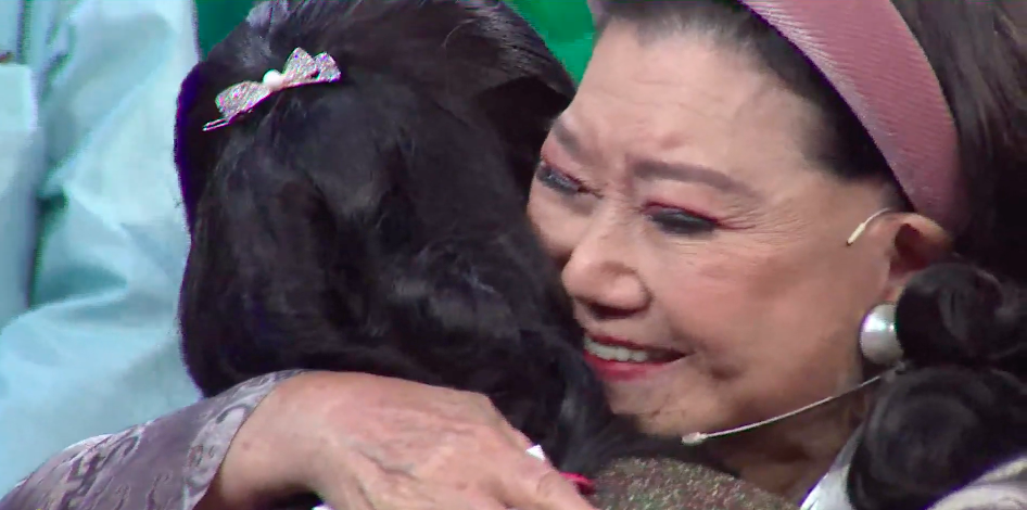 Giay phut NSND Kim Cuong gap lai con sau 45 nam tim kiem hinh anh