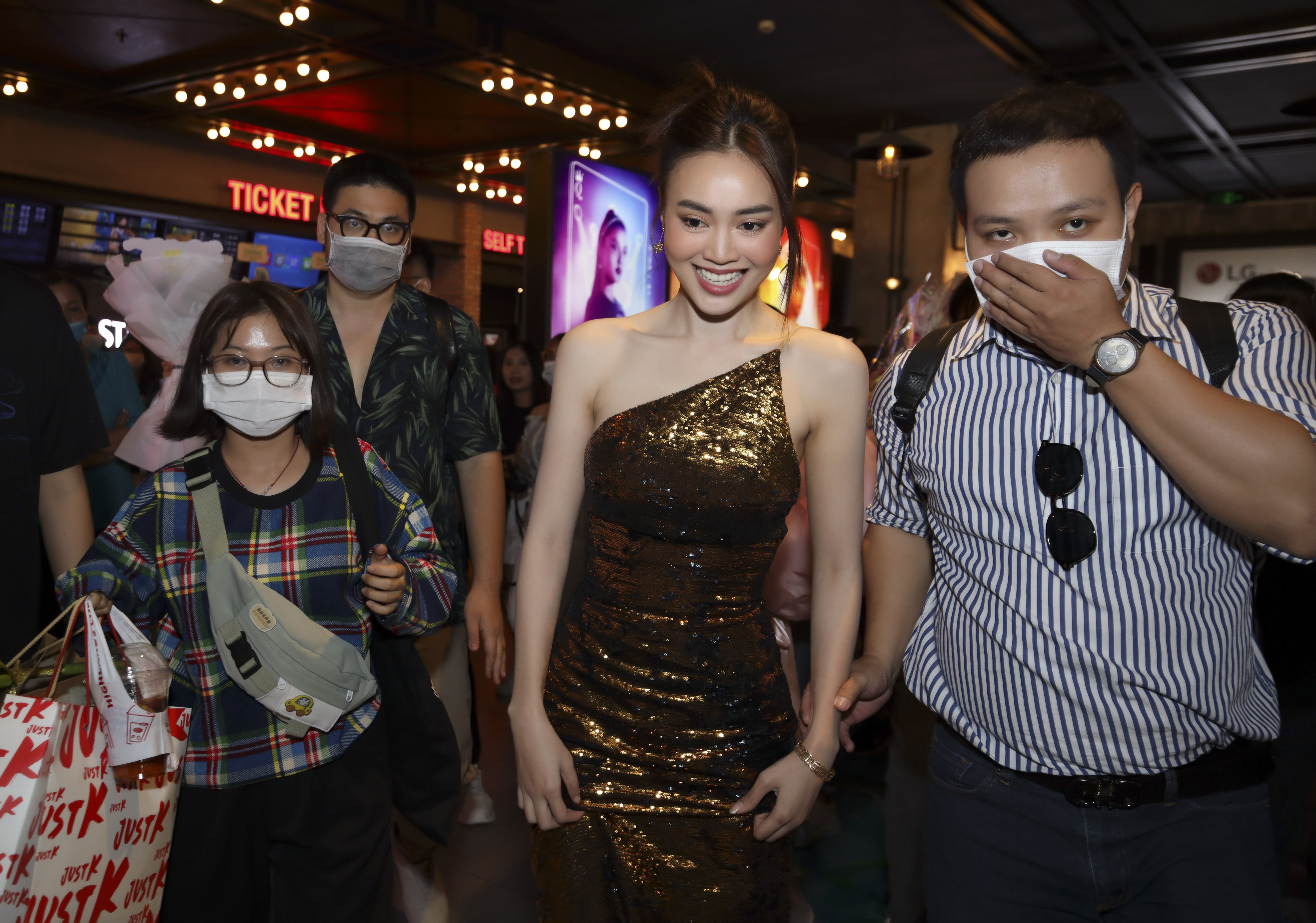 Nha Phuong,  Lan Ngoc du ra mat phim anh 1