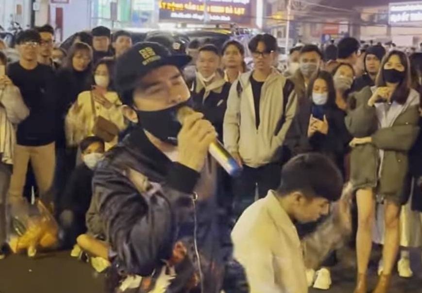 Dan Truong hat o cho dem Da Lat hinh anh