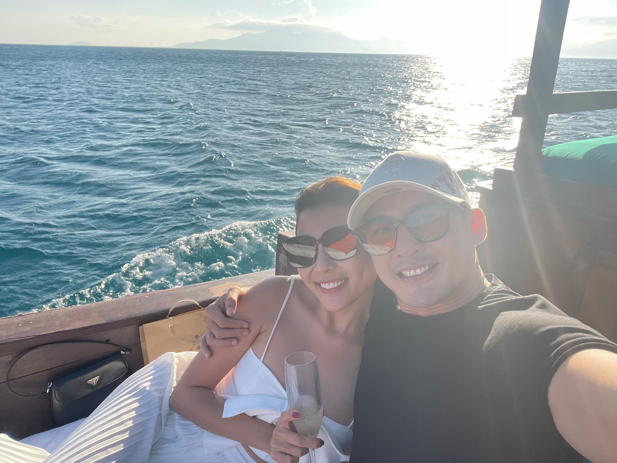 Thuy Diem tranh mat khi Luong The Thanh hon ban dien anh 4