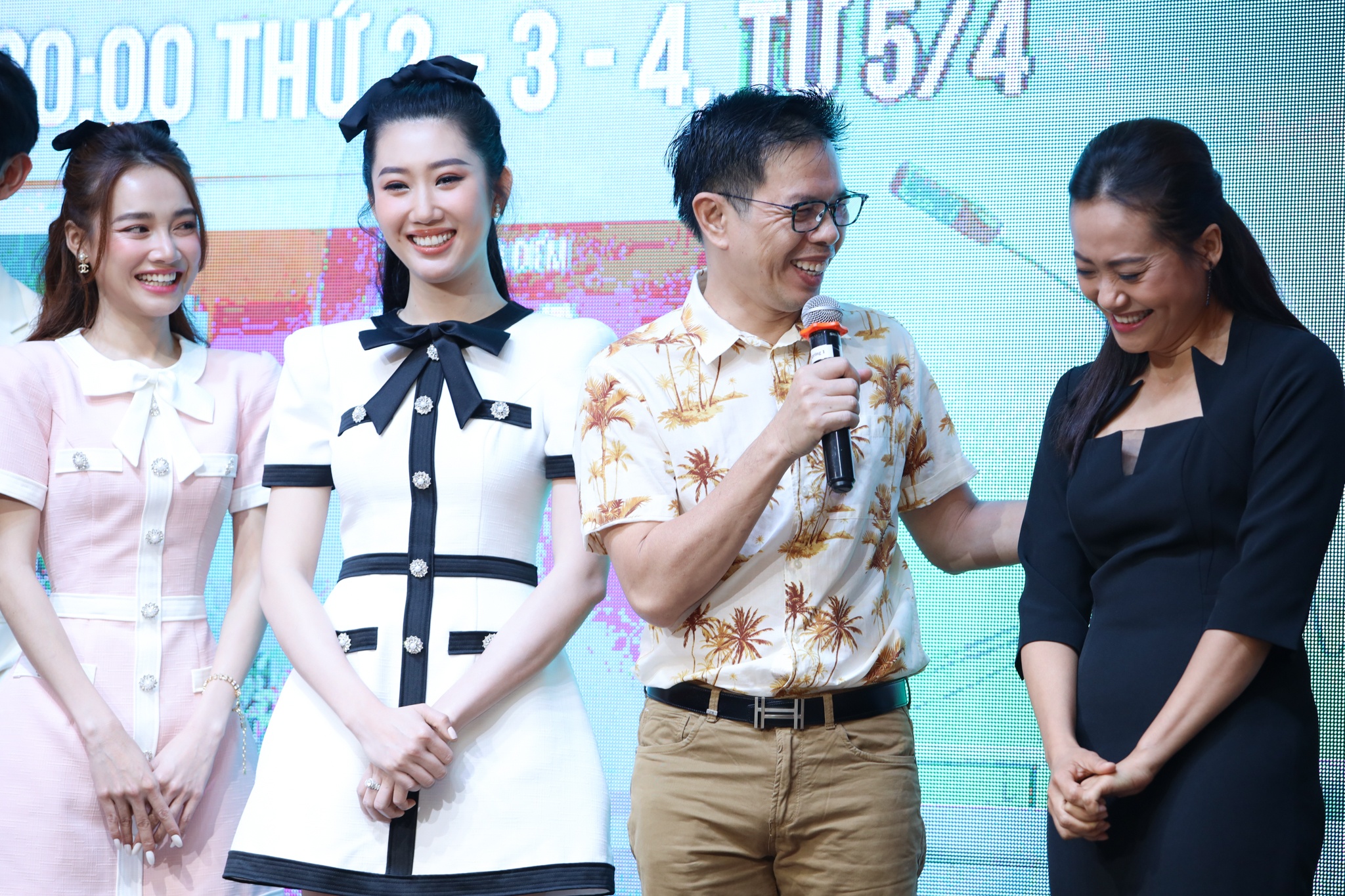 Nha Phuong khoc o hop bao anh 2