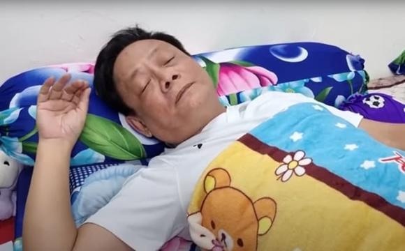 Nghe si Tan Hoang bi ngat xiu tren may bay hinh anh