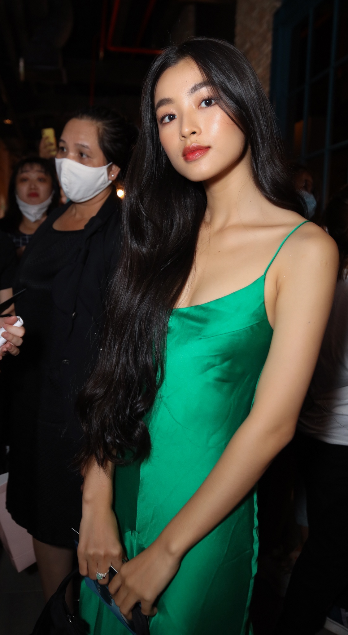 Thuy Ngan cung Truong The Vinh di xem phim anh 6