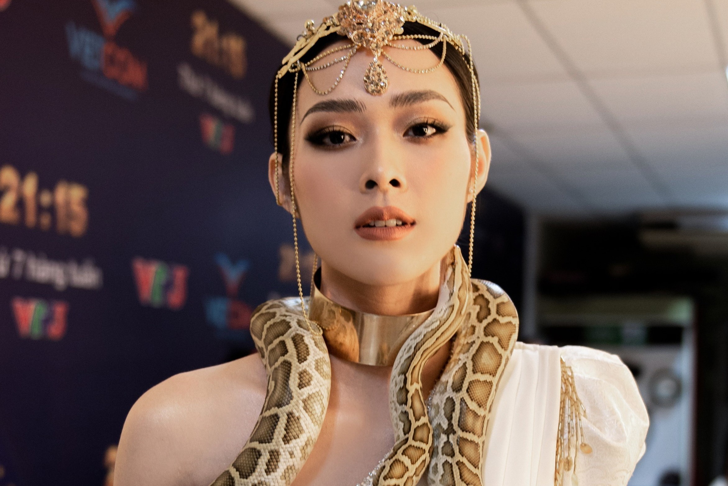 Diep Bao Ngoc mang tran len san khau hinh anh