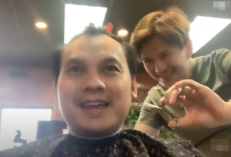 Ca si Van Truong lam tho cat toc o My hinh anh