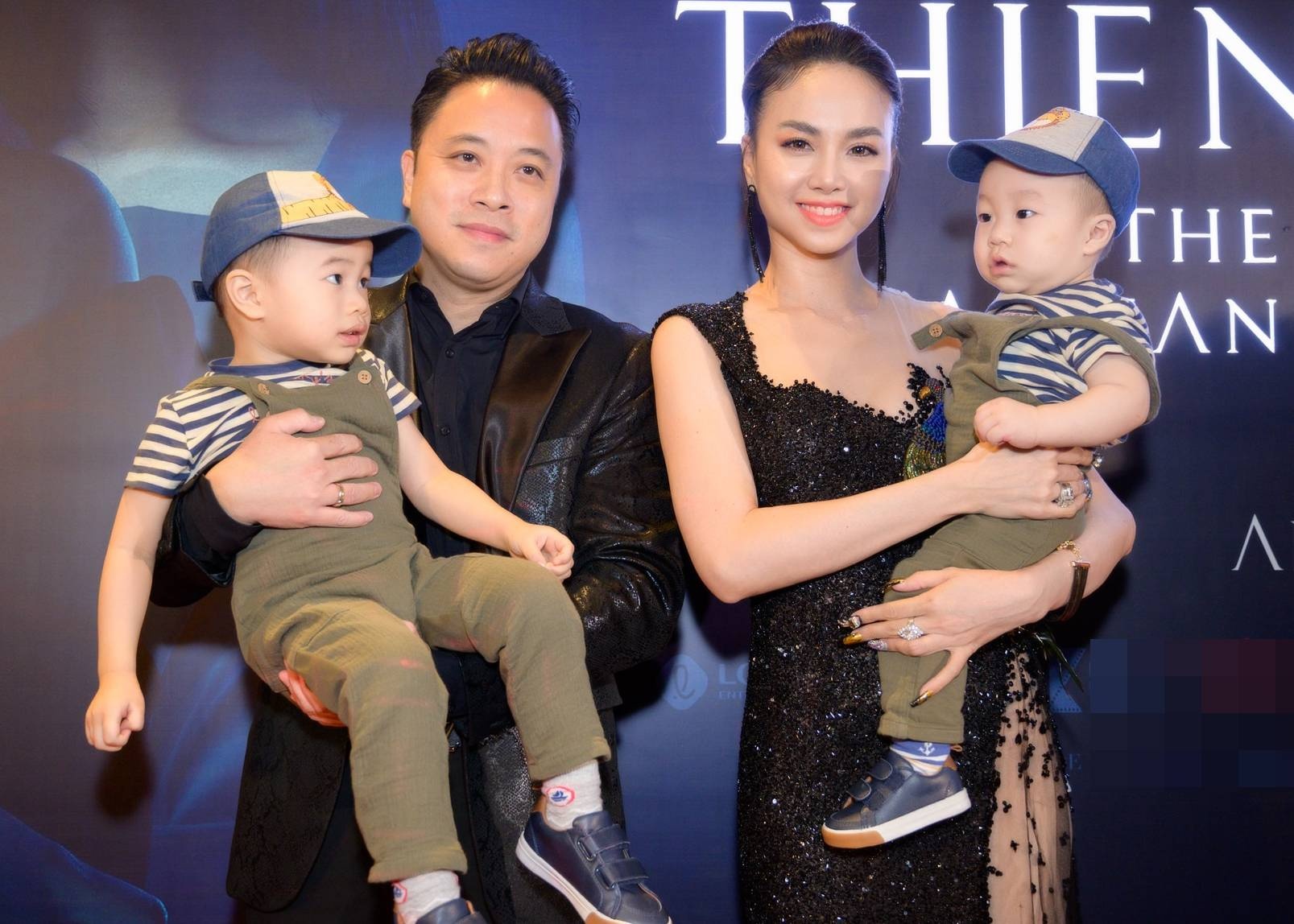 Victor Vu, Dinh Ngoc Diep dua hai con di ra mat phim hinh anh