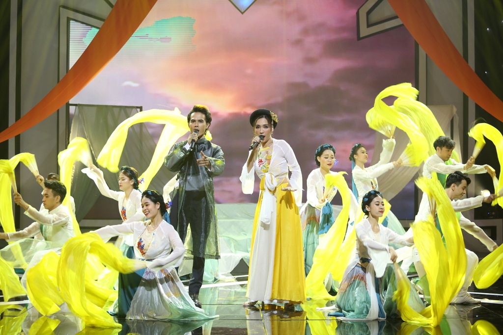 Diep Bao Ngoc Troi sinh mot cap anh 4