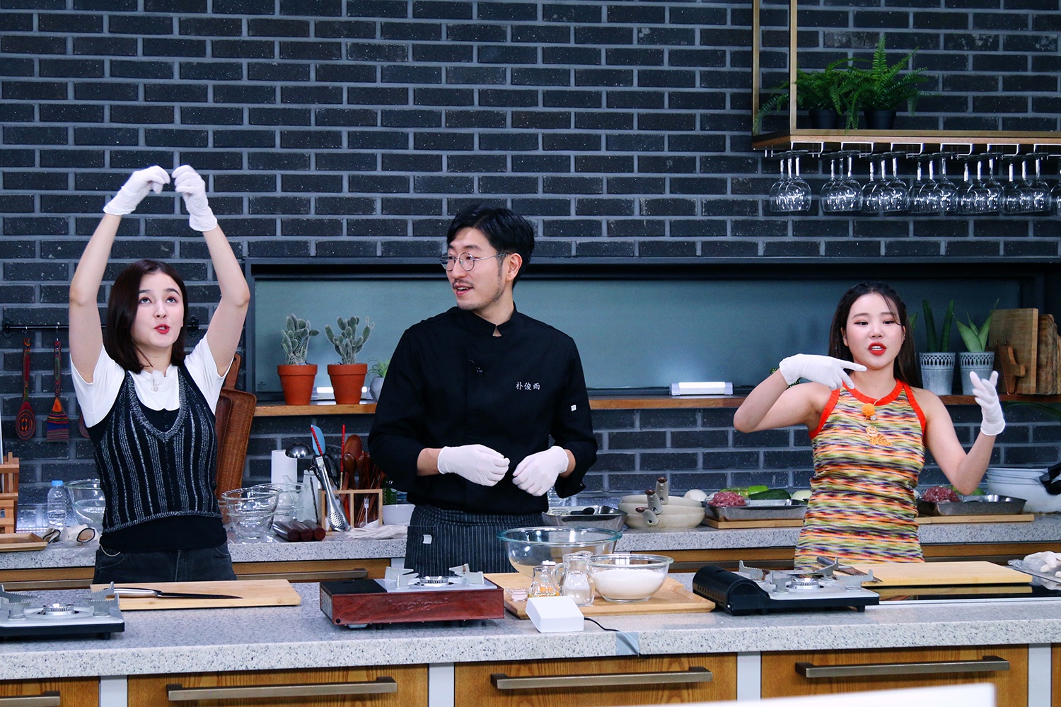 Nancy tham gia show sau vu lo anh nhay cam anh 6