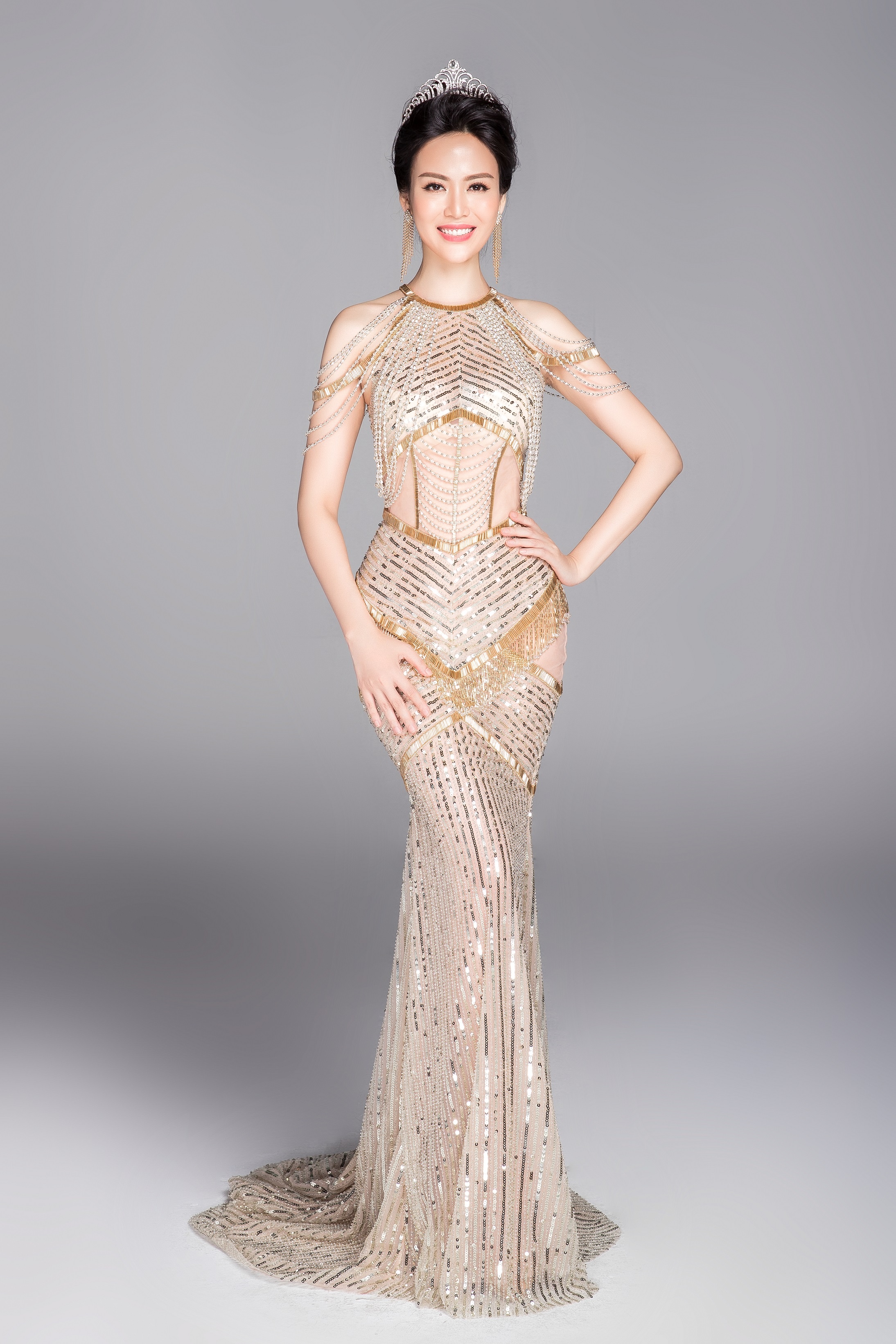 Hoa hau Thu Thuy qua doi anh 3