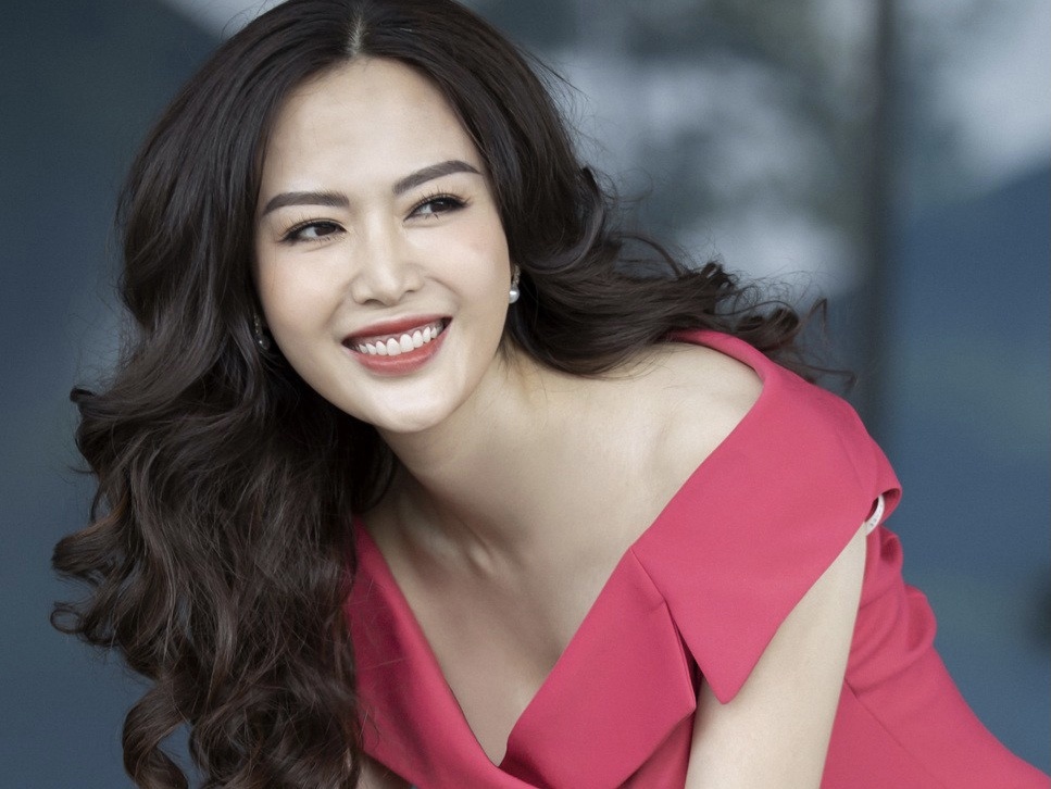 Di nguyen con dang do cua Hoa hau Thu Thuy hinh anh