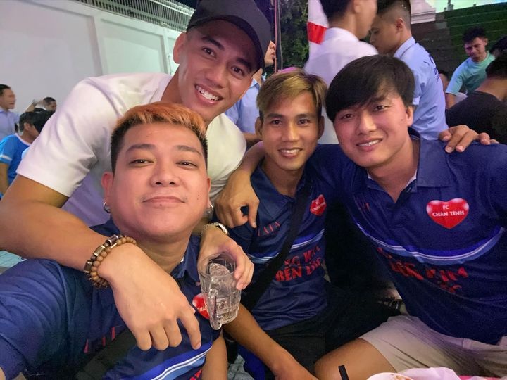 Khanh Van, Truong Quynh Anh thot tim sau khi Viet Nam thang Malaysia hinh anh