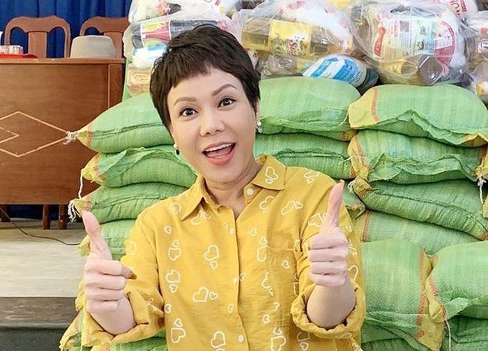 Viet Huong, Dan Truong gop chuc tan gao ho tro nguoi dan TP.HCM hinh anh