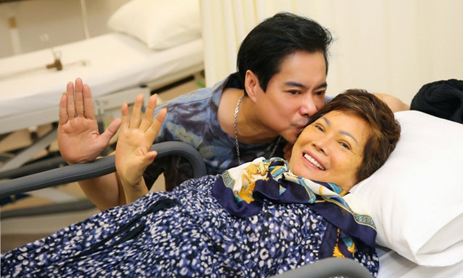 Ca si Ngoc Son chiu tang me trong khu cach ly hinh anh