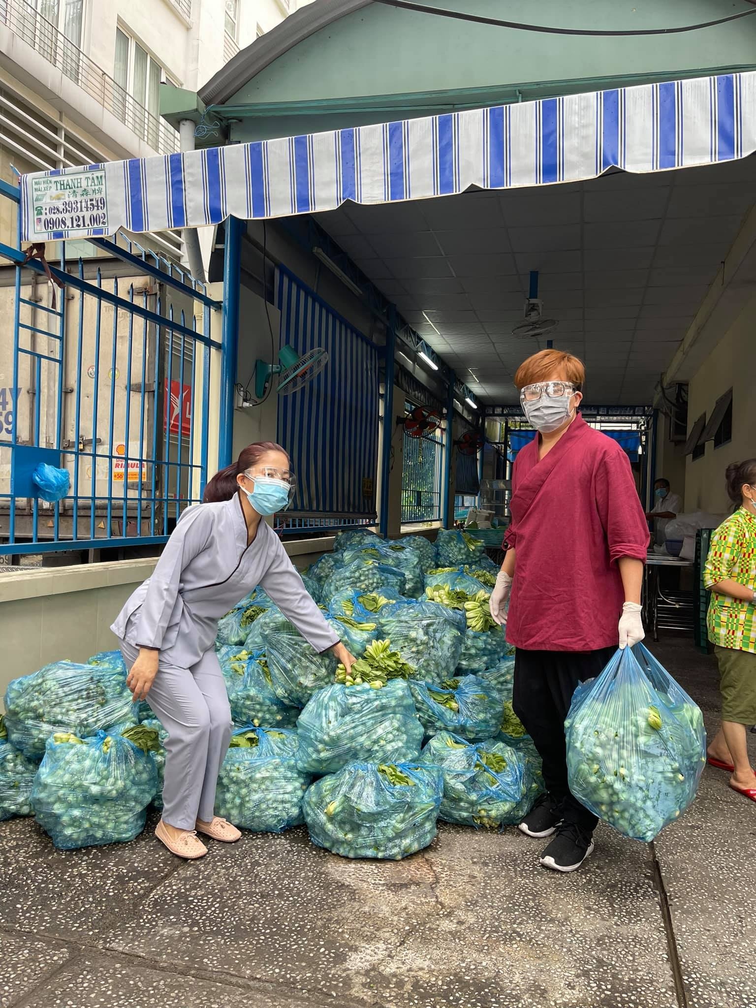 Việt Hương và nghệ sĩ từ thiện ảnh 4 Viet Huong va nghe si tu thien anh 4