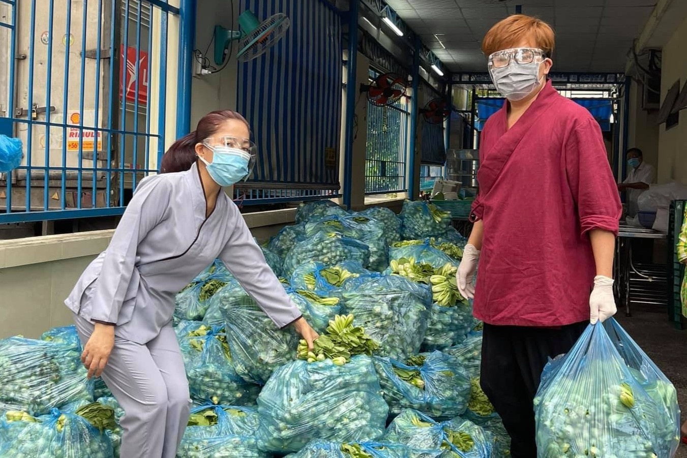 Dai Nghia, Viet Huong tang gao va nhu yeu pham cho nguoi dan TP.HCM hinh anh