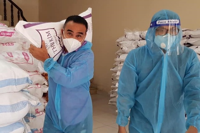 Hinh anh khac cua Quyen Linh, Phuong Thanh va nghe si Viet hinh anh