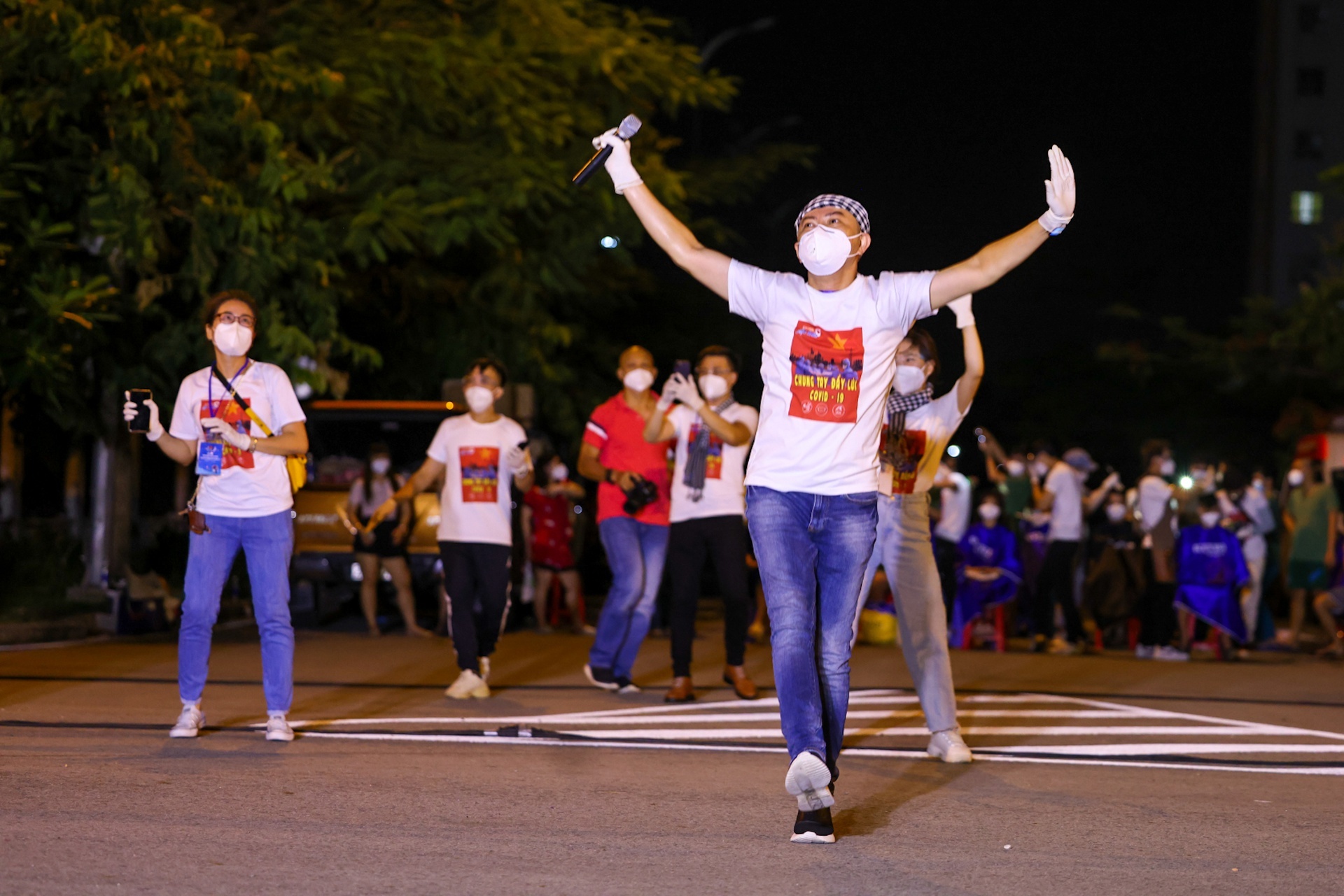 Nghe si bieu dien truoc benh nhan Covid-19 anh 5