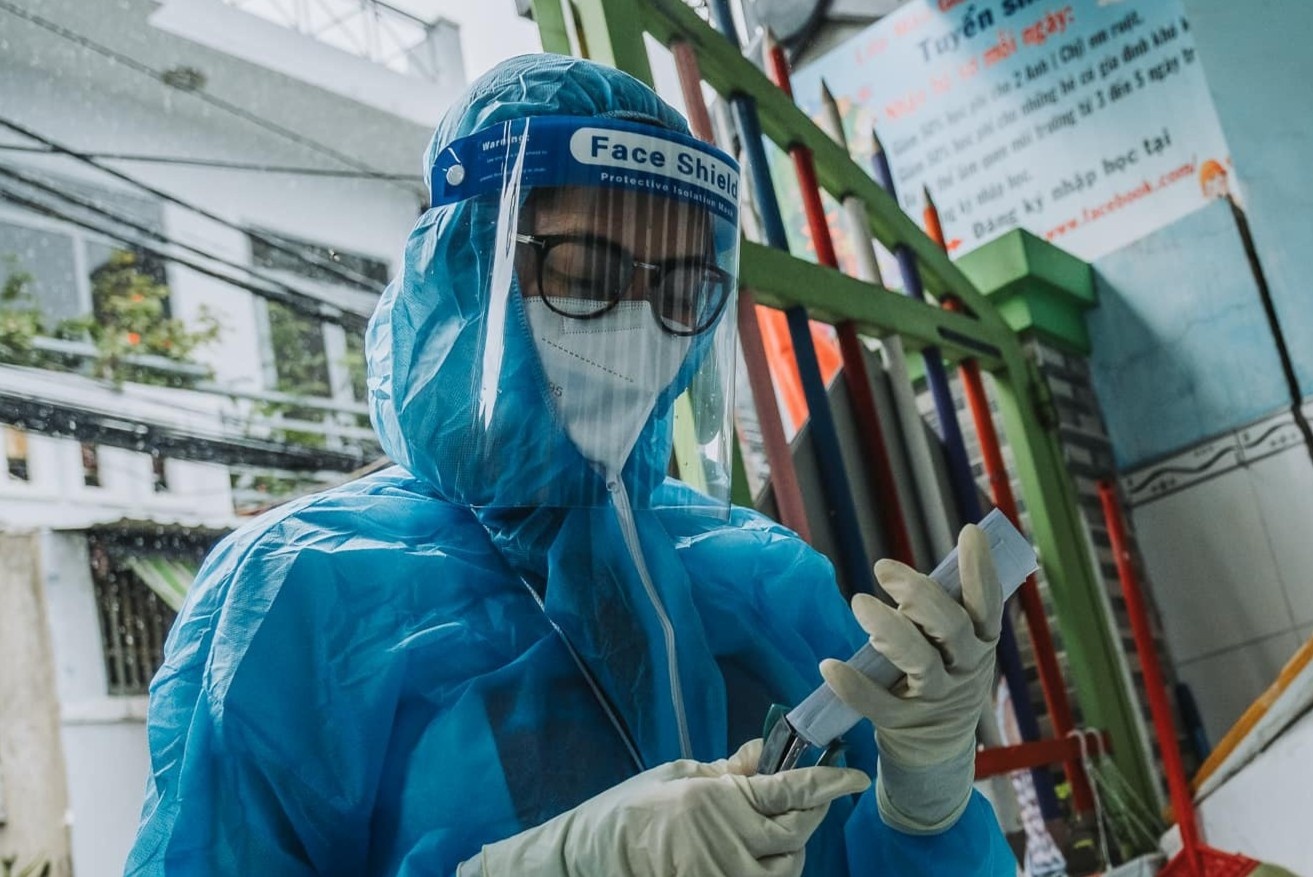 A hau Hoang My lam gi khi tiep xuc voi nhieu F0? hinh anh