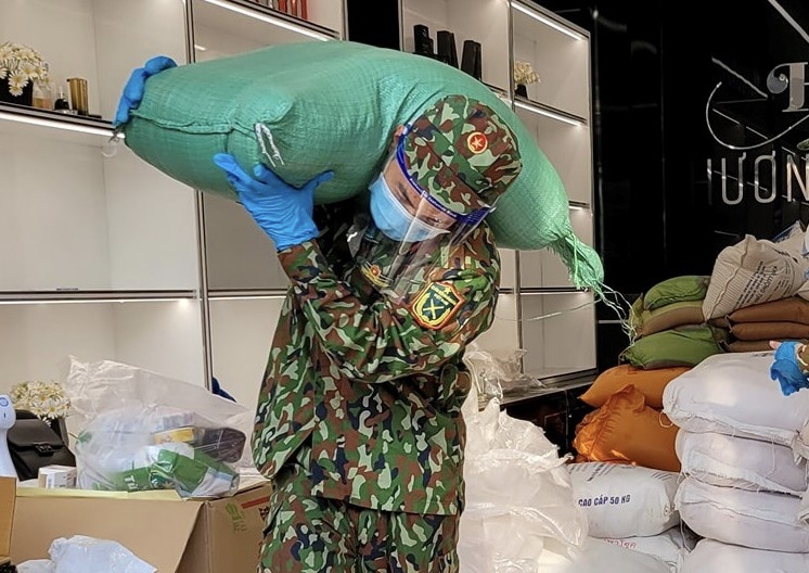 Viet Huong: ‘Vo chong toi khong the xoay xo neu khong co cac chien si’ hinh anh