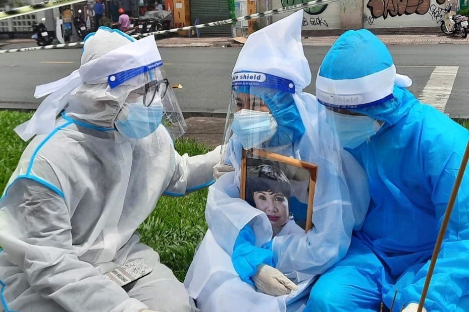 Nghe si Bach Mai duoc an vi tai chua hinh anh