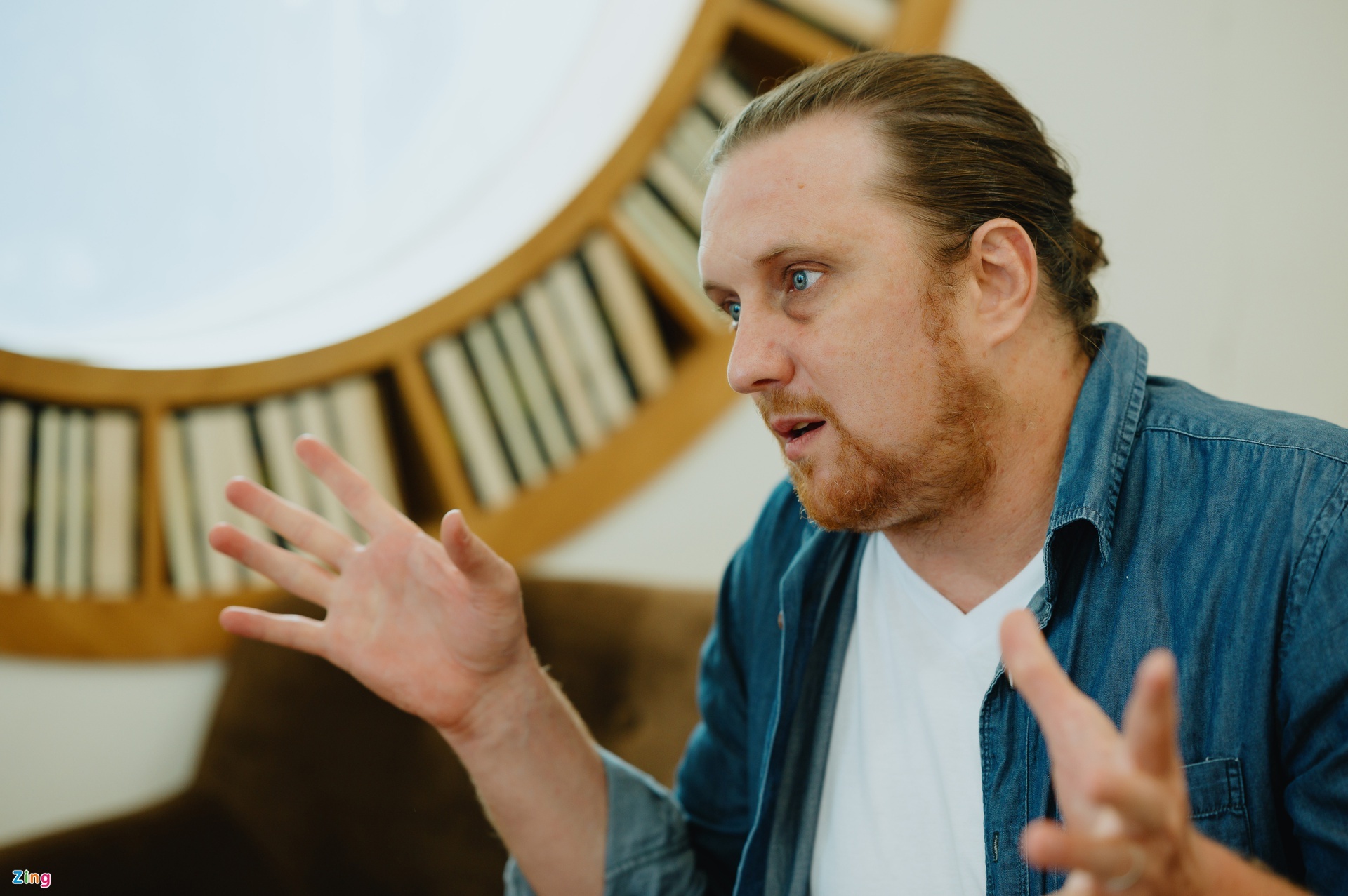 Dao dien nguoi My va gia dinh mac Covid-19 anh 1