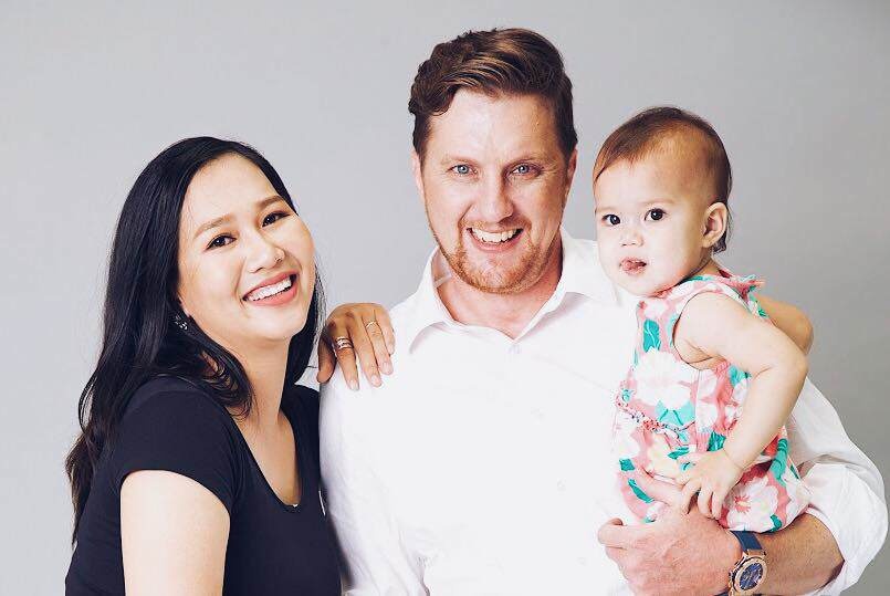 Dao dien nguoi My va vo con tu dieu tri Covid-19 tai TP.HCM hinh anh