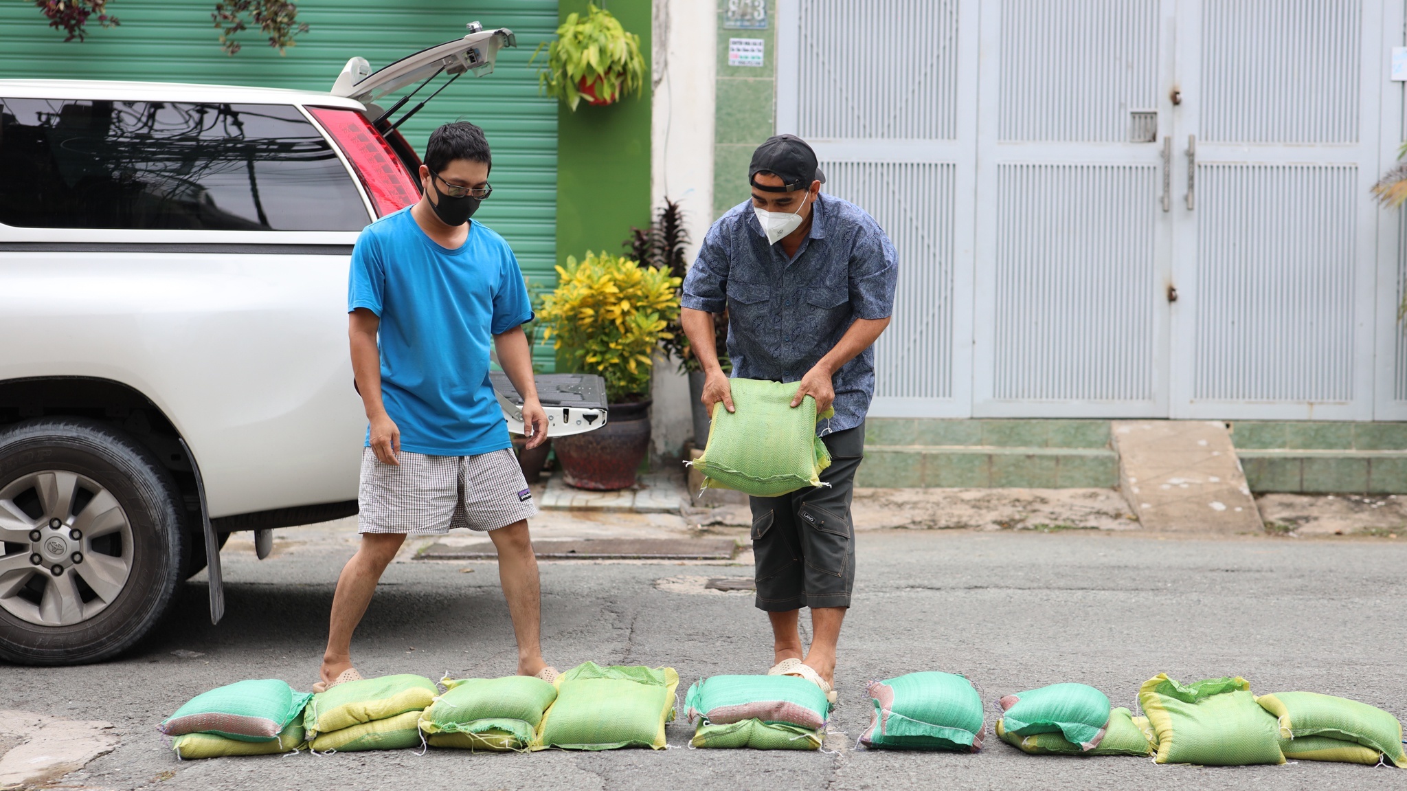 Quyen Linh giup nghe si anh 1