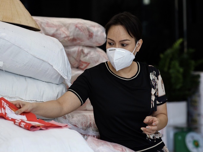 Viet Huong dung di cuu tro hinh anh