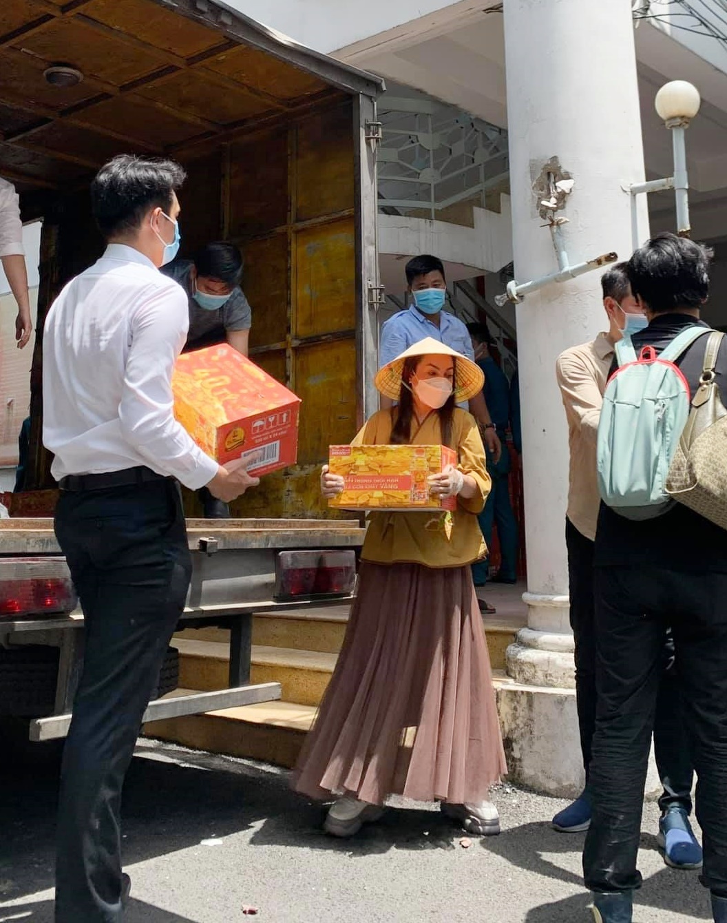 Phi Nhung qua doi anh 4