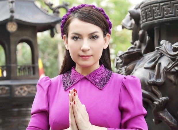 Viet Huong dua tro cot Phi Nhung ve My vao toi 8/10 hinh anh