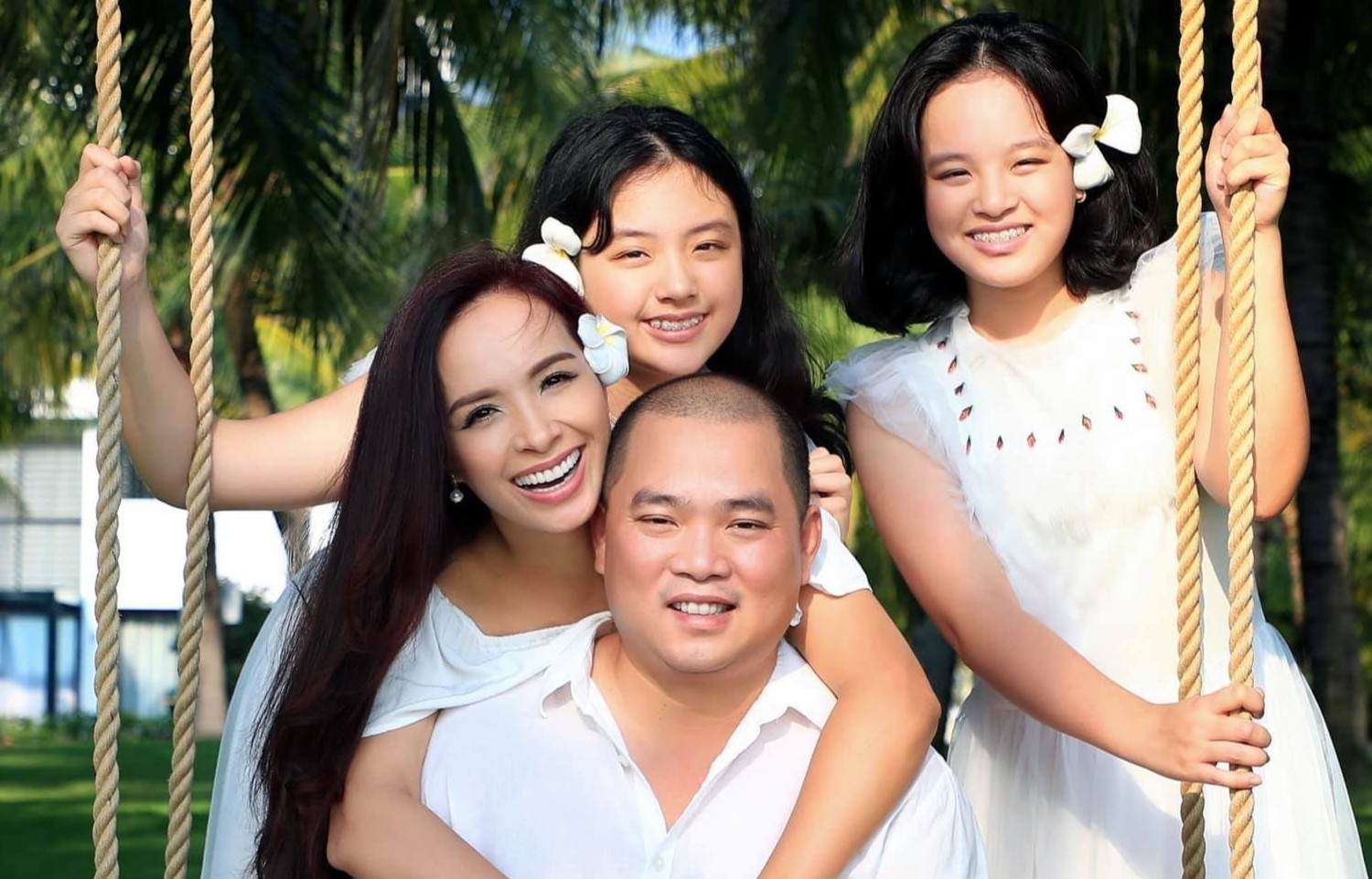 Gia dinh Thuy Hanh ve nha sau hon 100 ngay ket ngoai dao hinh anh