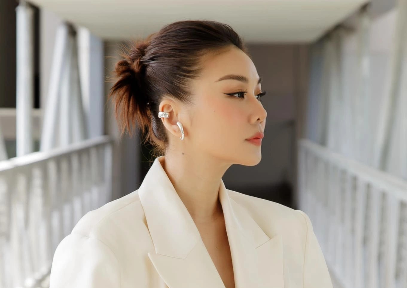 Sao Viet tham gia thu thach, hao huc du Tuan le thoi trang Viet Nam hinh anh