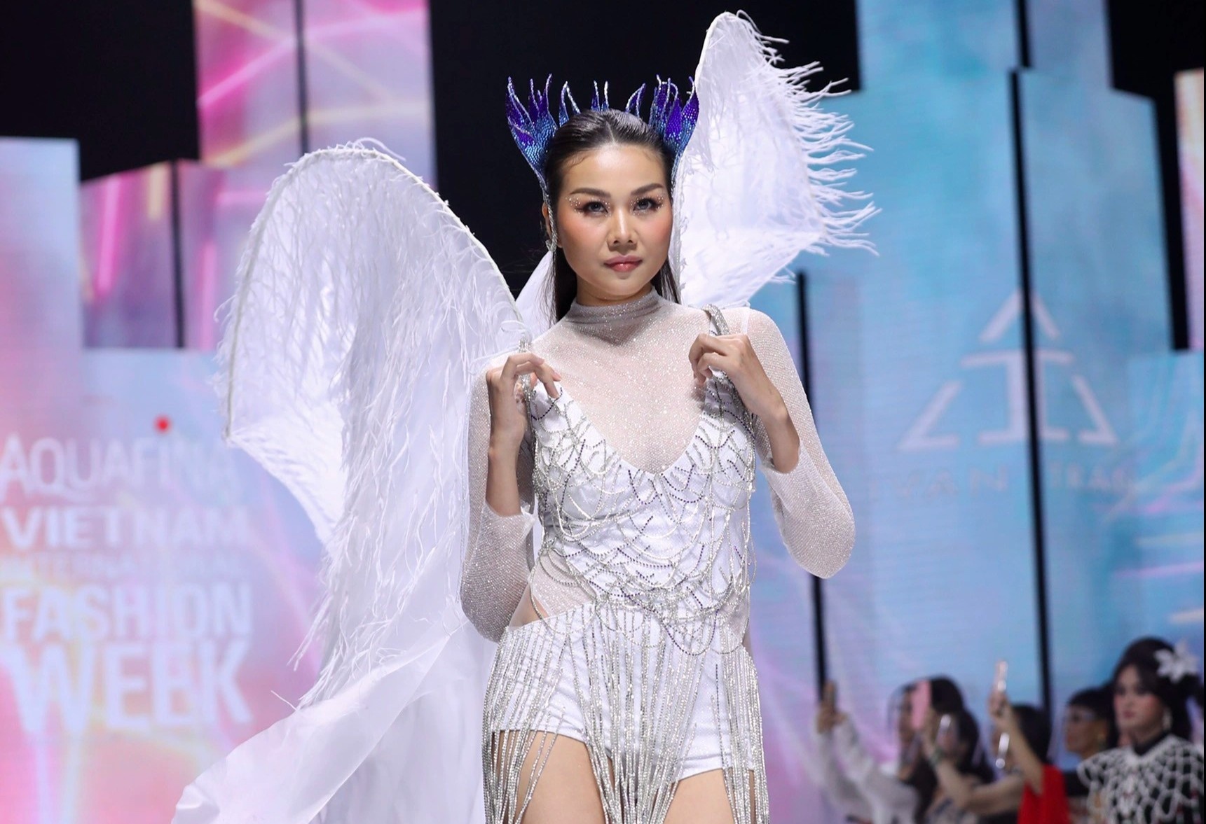 Nhung dau an o Tuan le thoi trang quoc te Viet Nam 2021 hinh anh