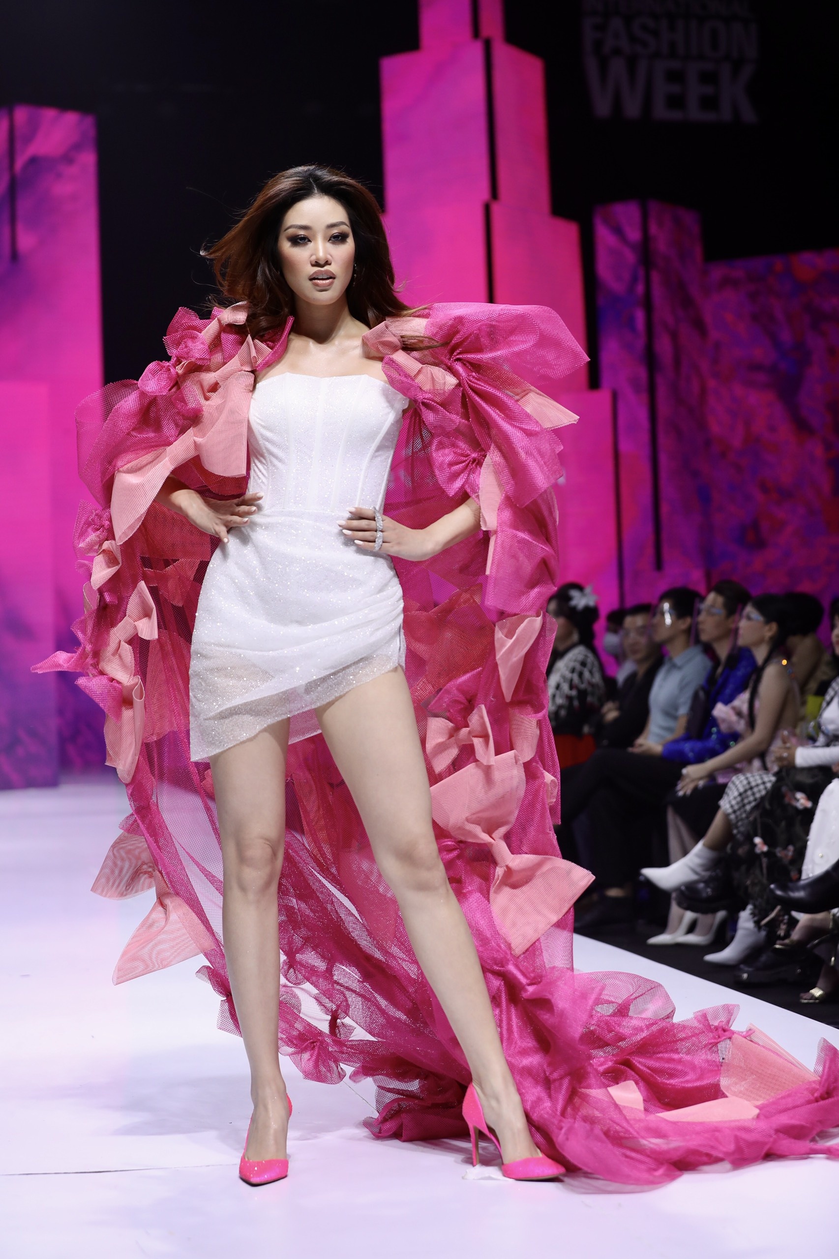 Tuần lễ thời trang Việt Nam 2021 ảnh 2 Tuan le thoi trang Viet Nam 2021 anh 2