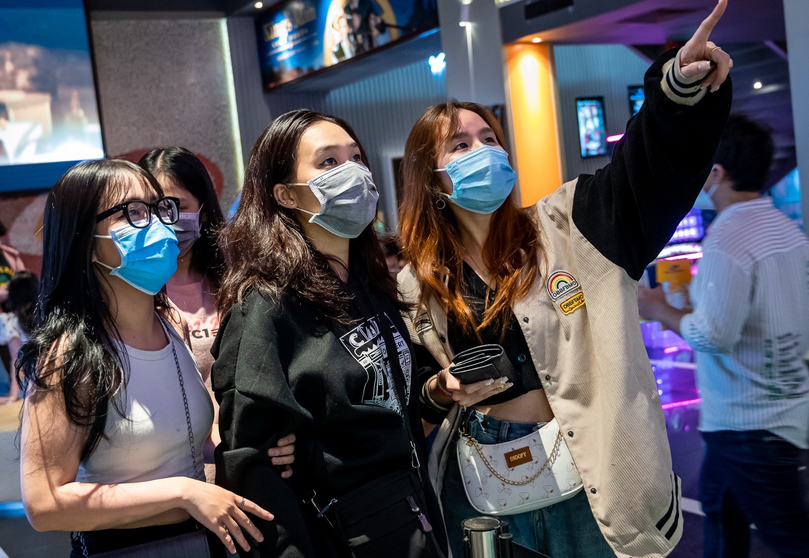 Khan gia TP.HCM xep hang mua ve xem phim trong dem don nam moi hinh anh