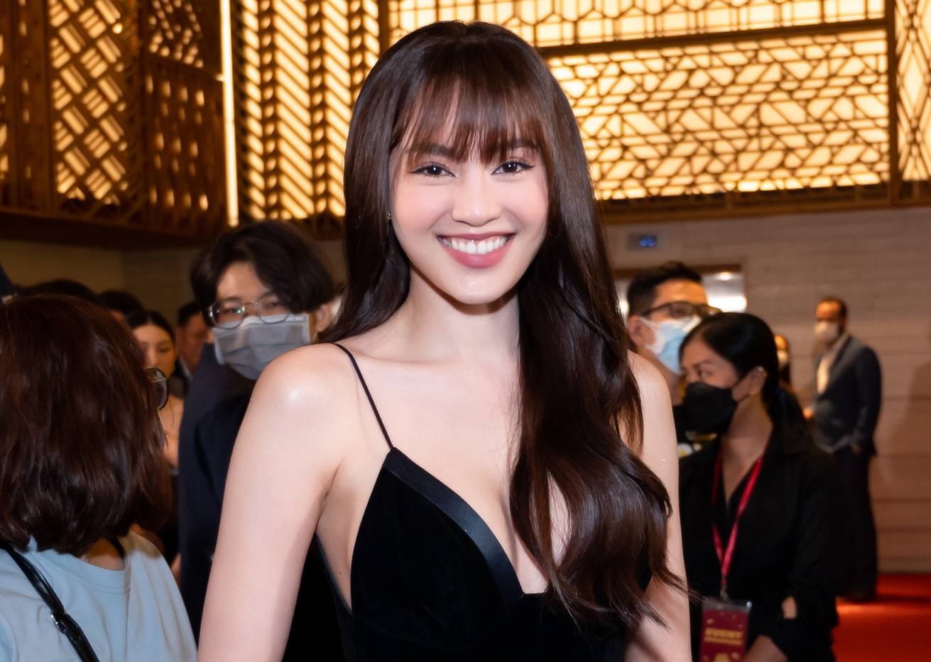 Lan Ngoc va dan sao du tham do cong chieu phim Tet hinh anh