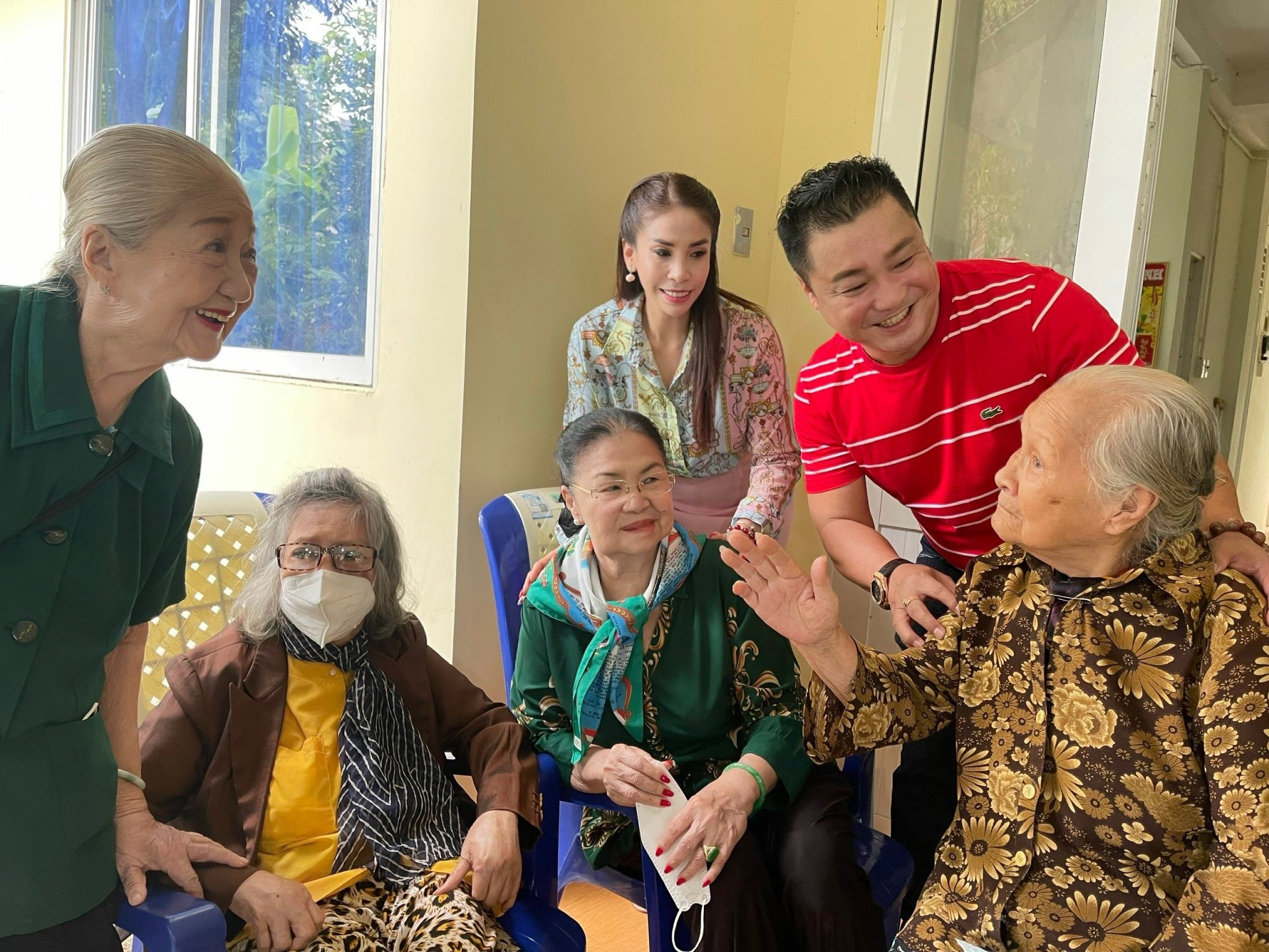 Ly Hung tang qua nghe si o vien duong lao truoc Tet hinh anh