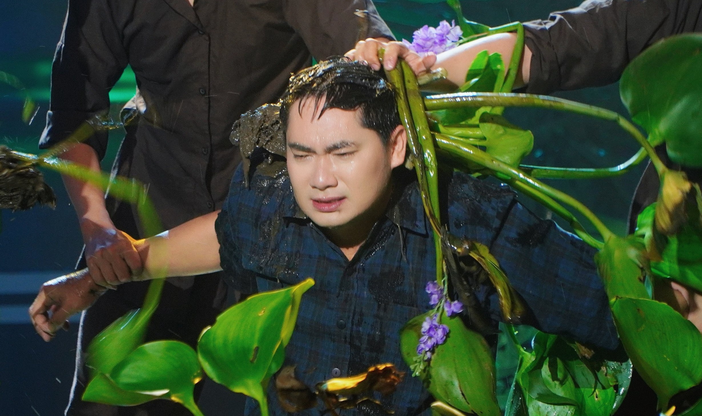 Minh Luan va ban gai anh 1